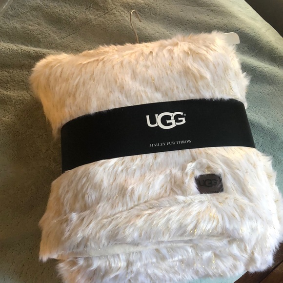 UGG Hailey Fur Throw 50" W x 70" L - Picture 3 of 5